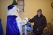 Дед Мороз раздает подарки проживающим 